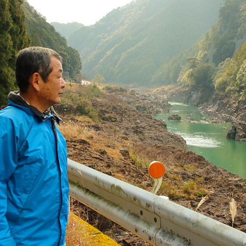 国道から見える峡谷美！！焼け焦げるような岩々と、エメラルドグリーンに輝く七色峡を歩こう