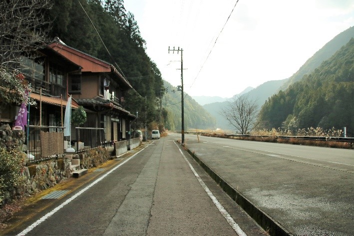 国道から見える峡谷美！！焼け焦げるような岩々と、エメラルドグリーンに輝く七色峡を歩こう