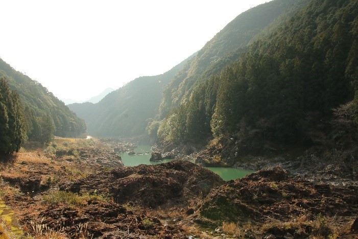 国道から見える峡谷美！！焼け焦げるような岩々と、エメラルドグリーンに輝く七色峡を歩こう