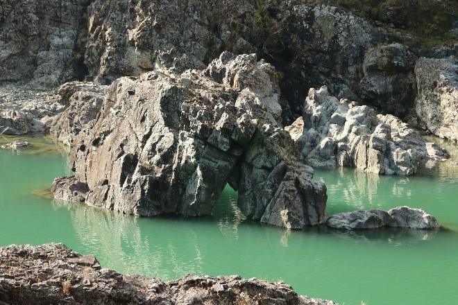 国道から見える峡谷美！！焼け焦げるような岩々と、エメラルドグリーンに輝く七色峡を歩こう