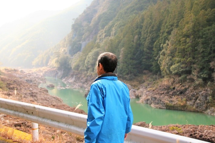 そんな景色を横目に、歩きます。 私はこの時点で、空気きれい！景色きれい！と感じ、ワクワクしてきました。 普段、何気なく車で通る国道169号線ですが、歩いてみると全く違う表情になります。