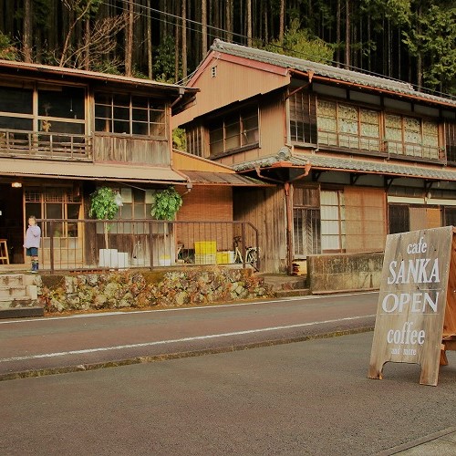 大自然の中に、心温まる空間。里山カフェ山花でゆったりした時間を満喫。