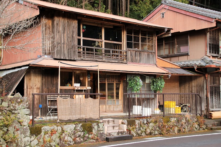 大自然の中に、心温まる空間。里山カフェ山花でゆったりした時間を満喫。