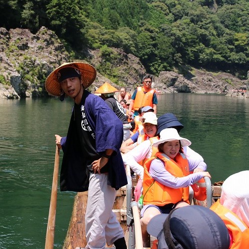 まさに「自然のジェットコースター」日本唯一の北山川観光筏下り