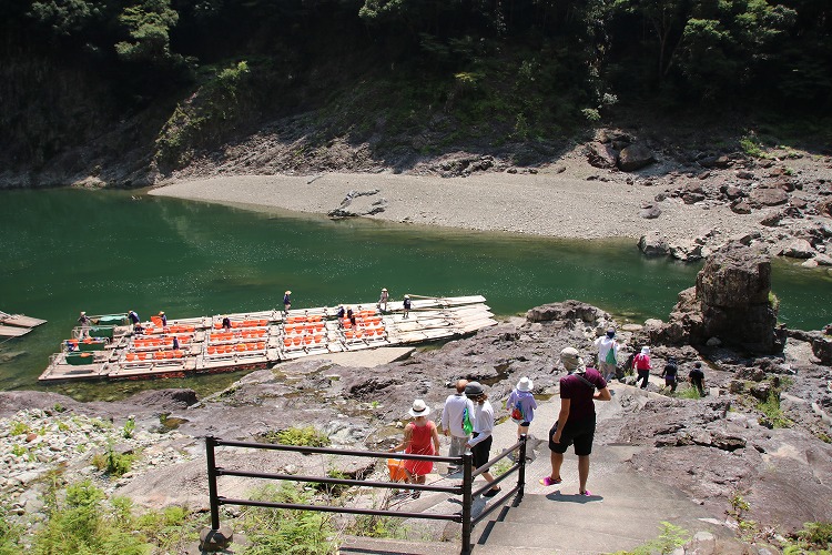 まさに「自然のジェットコースター」日本唯一の北山川観光筏下り