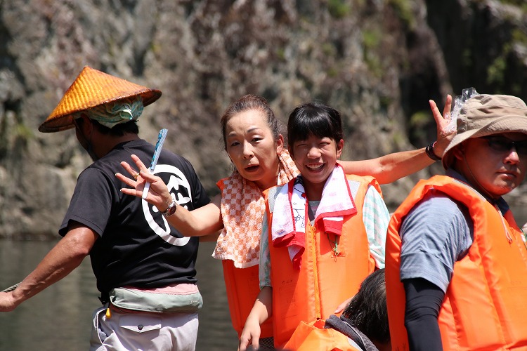 まさに「自然のジェットコースター」日本唯一の北山川観光筏下り