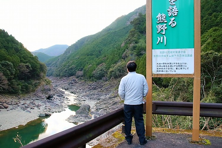 壮大な北山川が望めます。