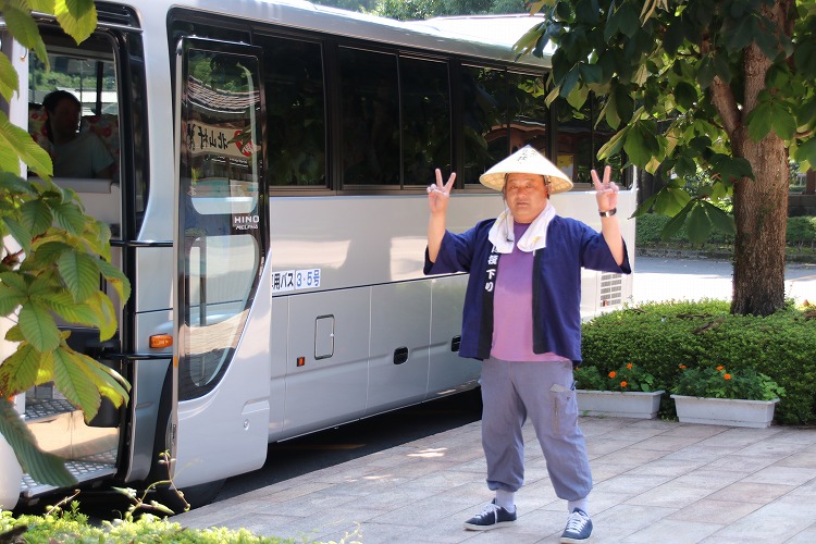 イエィ^^地元の北山村を知り尽くした運転手さんです。