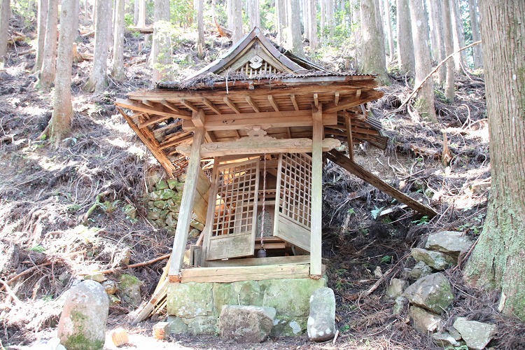 茶屋の横には、今は倒れてしまっている不動地蔵堂が。修復に向けて動き出しております。