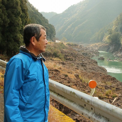 国道から見える峡谷美！！焼け焦げるような岩々と、エメラルドグリーンに輝く七色峡を歩こう