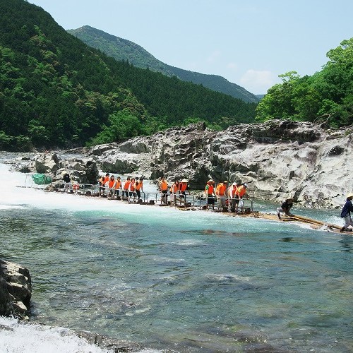 まさに「自然のジェットコースター」日本唯一の北山川観光筏下り